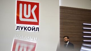 Зачем «КазМунайГаз» решил отдать «Лукойлу» половину добычи нефти на Каспии?