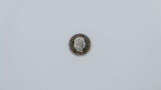 Ученые раскрыли тайну: на какую сторону чаще всего падает подброшенная монета