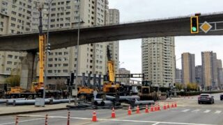 Установка монолитных балок LRT на пересечении улиц Тәуелсіздік-Калдаякова завершена