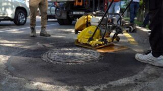 В Алматы устанавливают новый тип канализационных люков