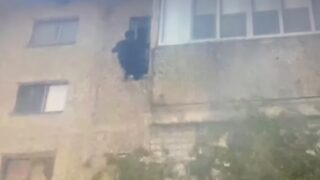 В Атырау мужчина из-за ссоры с женой пытался покончить с собой, сделав попытку прыгнуть с 5-го этажа