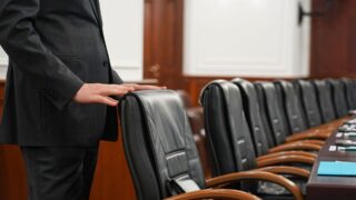 Сколько денег тратят в Казахстане на зарплаты госслужащим?