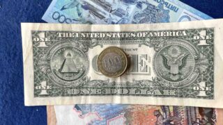 Как много денег казахстанцы отправляют за рубеж?