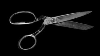 Женщина, не получившая визу в Германию, напала на сотрудницу туристической фирмы с ножницами в Алматы