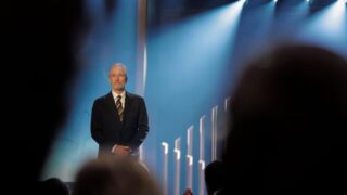 Американские законодатели задают вопросы компании Apple по поводу китайского контента Джона Стюарта