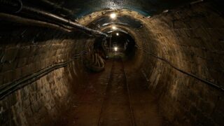 Более 40 рабочих восьмые сутки остаются заблокированными под землей в Индии