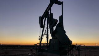 Цены на нефть держатся в узком диапазоне перед Днем Благодарения в США