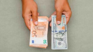 Евро снизился по отношению к доллару