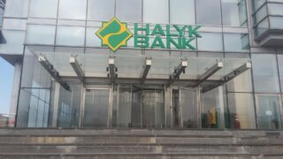 Halyk Bank объявил о повышении комиссии на переводы по номеру телефона