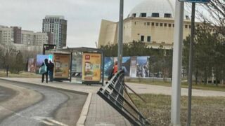 Из-за сильного ветра на астанчанку упал рекламный баннер