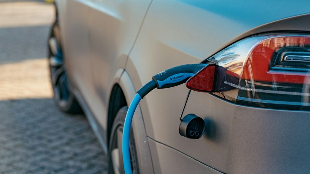 Tesla стоит на электрозарядке