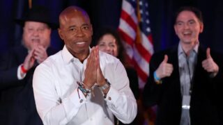 Мэру Нью-Йорка предъявлено обвинение в совершении сексуального насилия