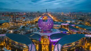 Музей энергии будущего окрасился в фиолетовый в поддержку недоношенных детей