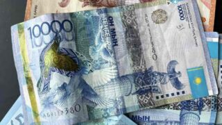 На KASE доллар в 11:00 продается около отметки 458,78 тенге