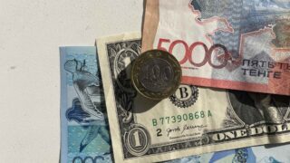 На KASE доллар в 11:00 продается около отметки 463,80 тенге