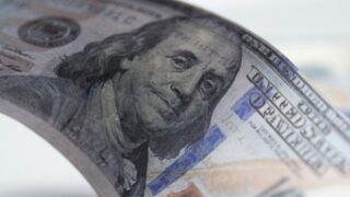 На KASE доллар в 11:00 продается около отметки 465,76 тенге