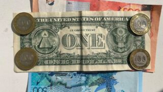 На KASE доллар в 11:00 продается около отметки 470,1 тенге