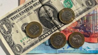 На KASE доллар в 11:00 продается около отметки 462,56 тенге