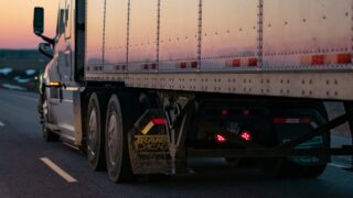 На казахстанско-кыргызской границе застряло более 500 фур