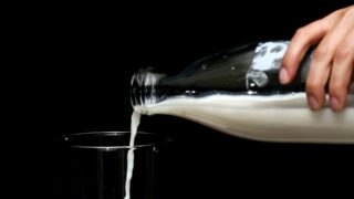 Питьевое молоко за год прибавило в цене 20%