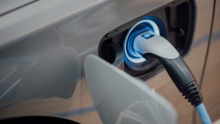 Почему на казахстанских АЗС не хватает зарядок для электромобилей