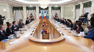 Прошли переговоры между Токаевым и Макроном в расширенном формате