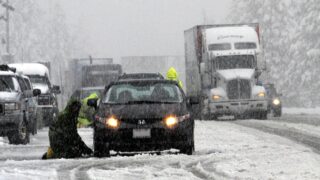 Штормовое предупреждение объявлено в нескольких регионах Казахстана 26 ноября