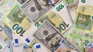 Сколько стоят доллар, евро и рубль в обменниках Казахстана 28 ноября