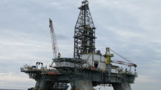 Снижение цен на нефть оказывает давление на российские акции