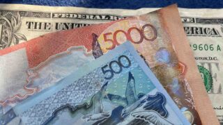 Средневзвешенный курс доллара на KASE вырос на 3,89 тенге за день