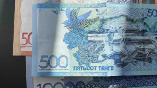 Средневзвешенный курс доллара на KASE вырос на 1,70 тенге за день