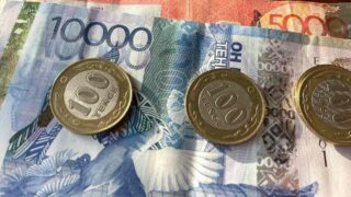 Средневзвешенный курс доллара на KASE вырос на 2,23 тенге за день