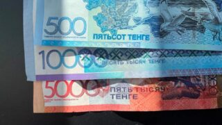 Средняя заработная плата в Казахстане за 3 квартал 2023 года составляет 350 тысяч тенге