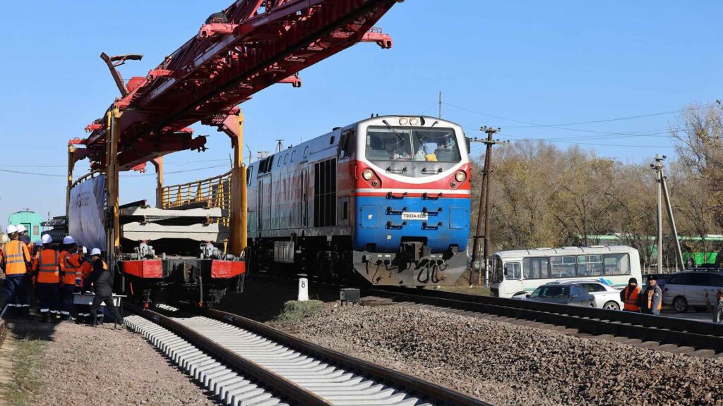 Срок доставки грузов значительно сократится: началось строительство новой железной дороги в обход Алматы