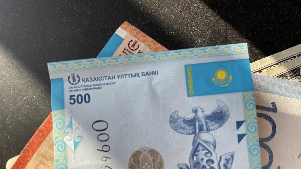 Деньги лежат на столе