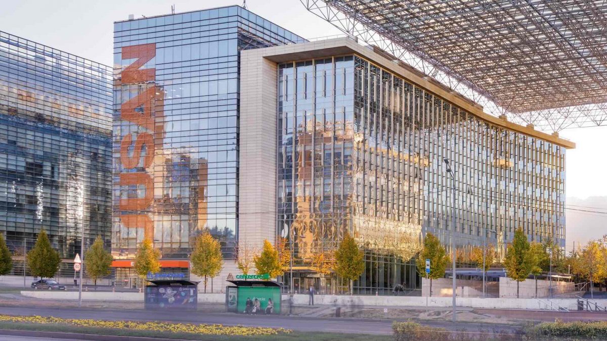По состоянию на 1 октября 2023 года акционерами банка являлись АО «First Heartland Securities» – 79,18% простых акций и Галимжан Есенов – 20,11%, но сегодня этой записи на сайте KASE я не обнаружила. Более того, акционеры банка вообще не указаны.