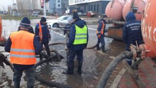 Улицу Мухамедханова в Астане затопило из-за аварии на водопроводе