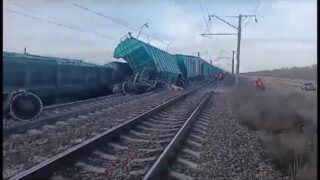 В Акмолинской области вагоны грузового поезда сошли с рельсов
