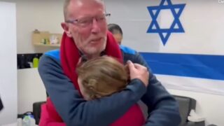 В Израиле и Газа продолжаются обмены заложниками: отец встретился с дочкой, считавшейся погибшей