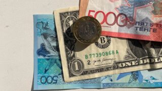 В октябре курс тенге укрепился на 1,1%