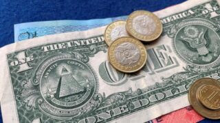 За сколько продают доллар, рубль и евро в обменниках Казахстана 10 ноября