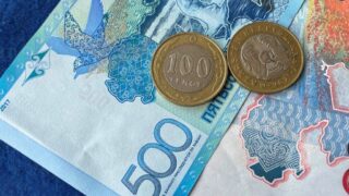 За сколько продают доллар, рубль и евро в обменниках Казахстана 17 ноября