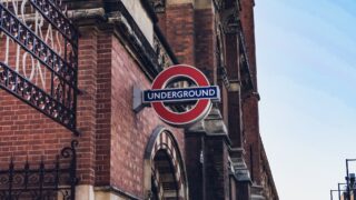 Зафиксирован рост британских индексов благодаря сектору товаров личного пользования