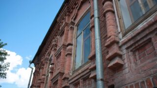 Жительница Уральска скончалась на месте после падения кирпича на голову