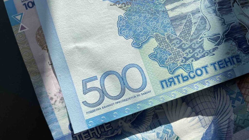 Купюры в 500 тенге