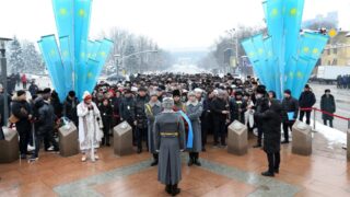 Церемония возложения цветов к монументу «Тәуелсіздік таңы» прошла в Алматы