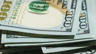 Доллар США находится под давлением при ограниченной ликвидности