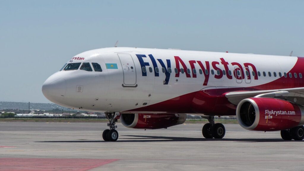 Самолет авиакомпании FlyArystan на взлетно-посадочной полосе