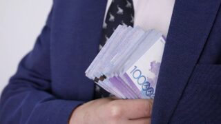 Госслужащий потребовал 400 000 тенге за трудоустройство сельского учителя в Актюбинской области