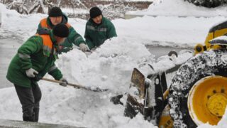 Как в Алматы убирают снег с дорог и тротуаров